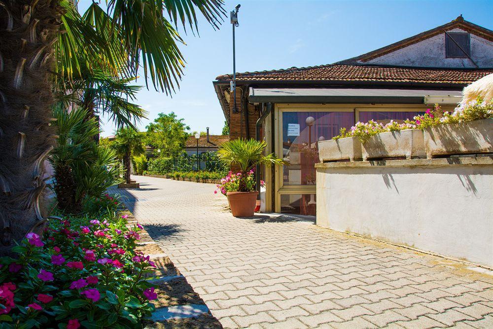 Aparthotel Costa Paradiso Lido Adriano Ngoại thất bức ảnh