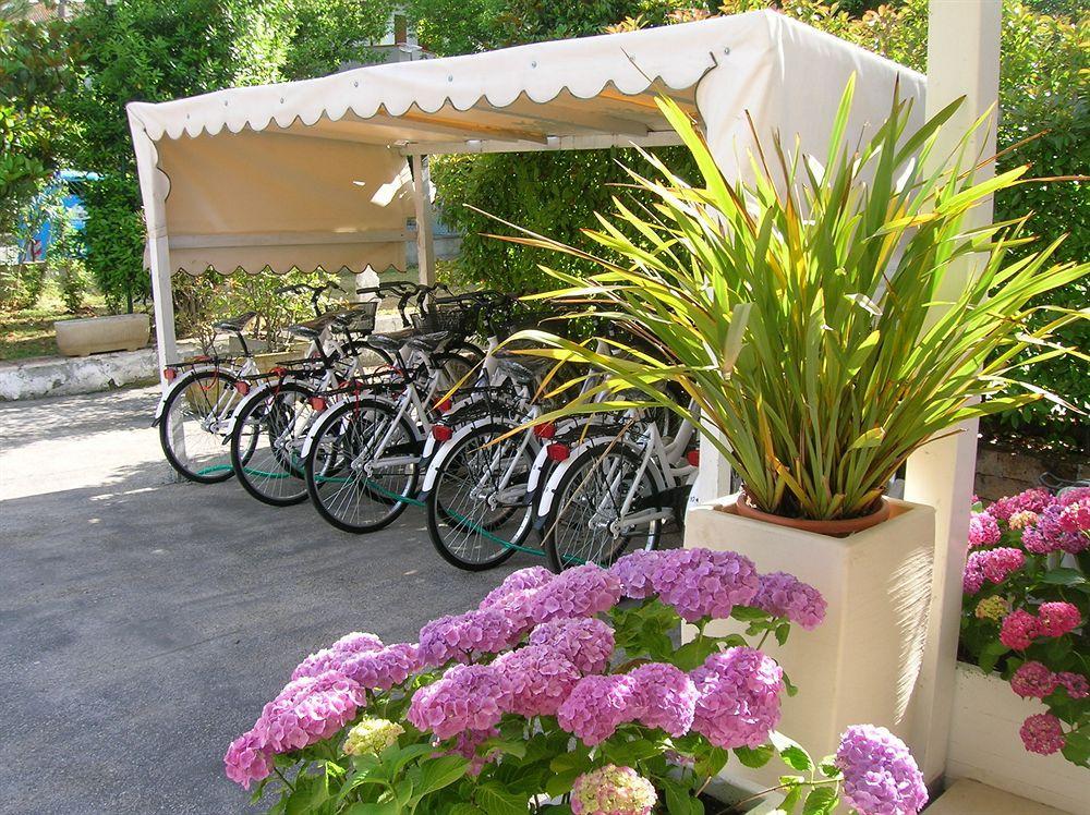 Aparthotel Costa Paradiso Lido Adriano Ngoại thất bức ảnh