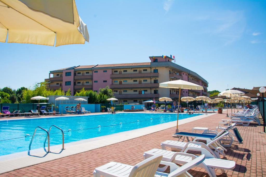 Aparthotel Costa Paradiso Lido Adriano Ngoại thất bức ảnh