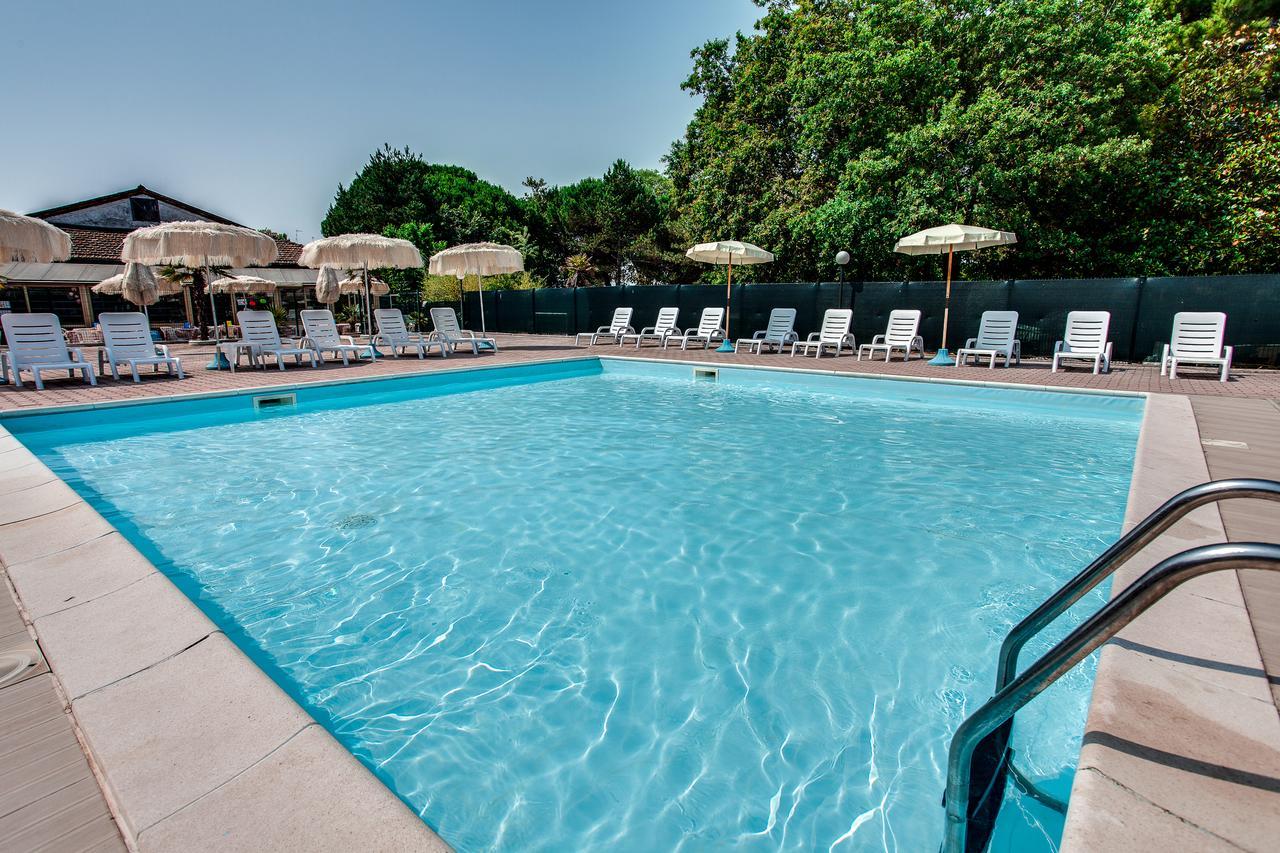 Aparthotel Costa Paradiso Lido Adriano Ngoại thất bức ảnh
