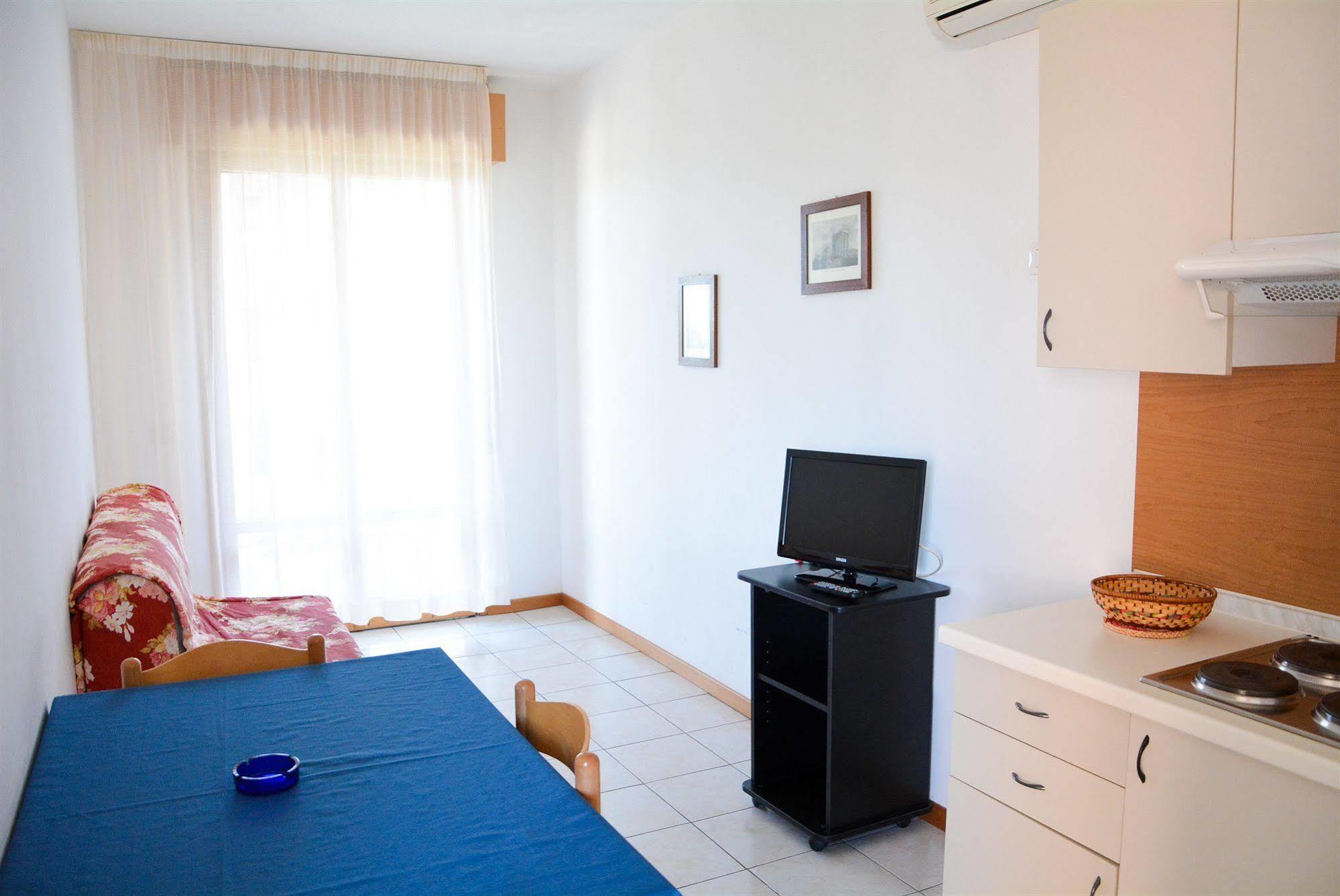 Aparthotel Costa Paradiso Lido Adriano Ngoại thất bức ảnh
