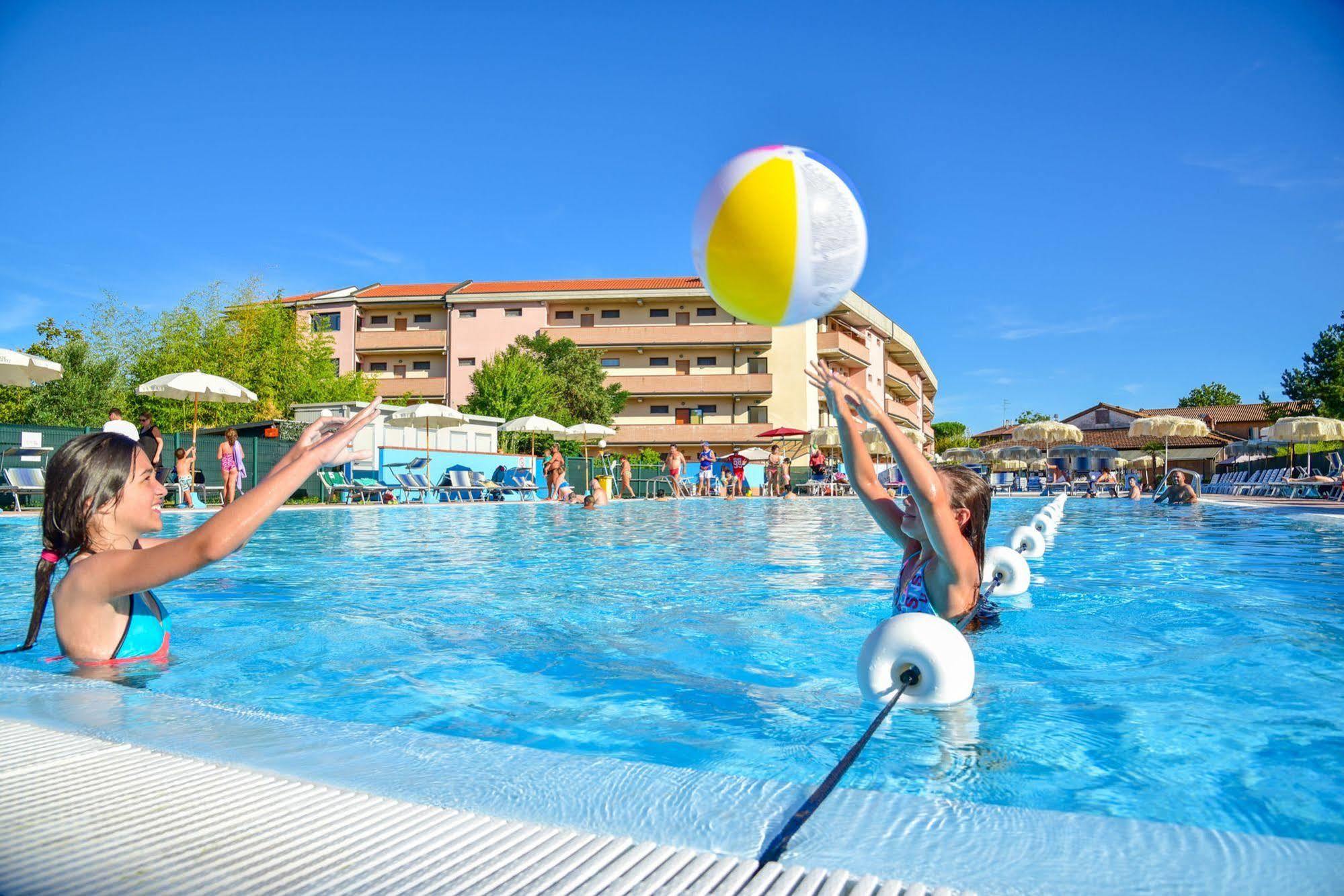 Aparthotel Costa Paradiso Lido Adriano Ngoại thất bức ảnh