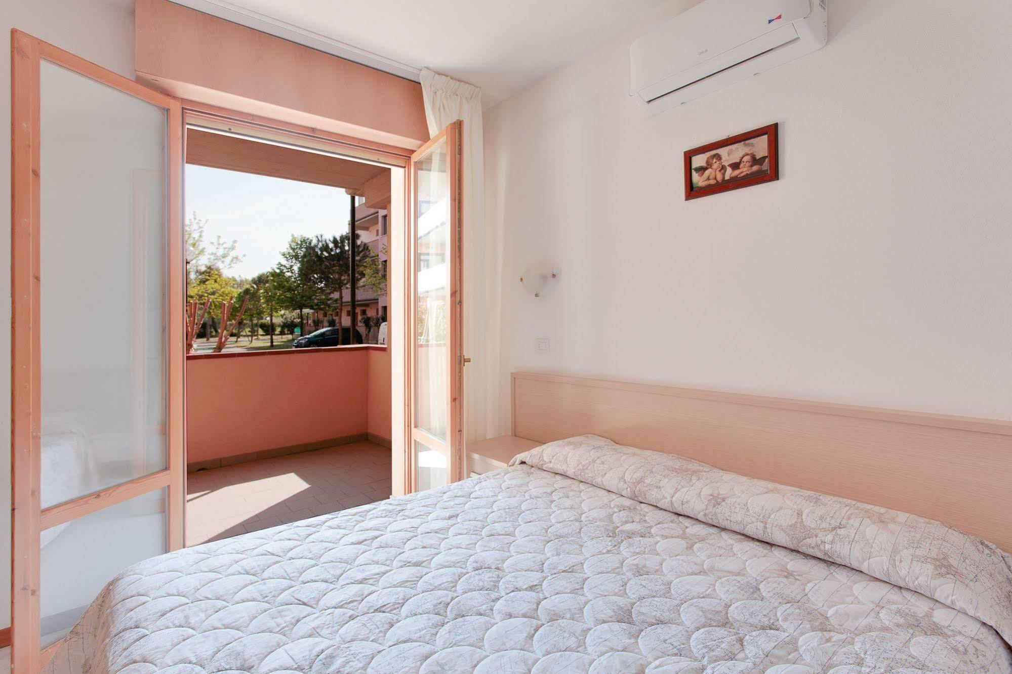 Aparthotel Costa Paradiso Lido Adriano Ngoại thất bức ảnh