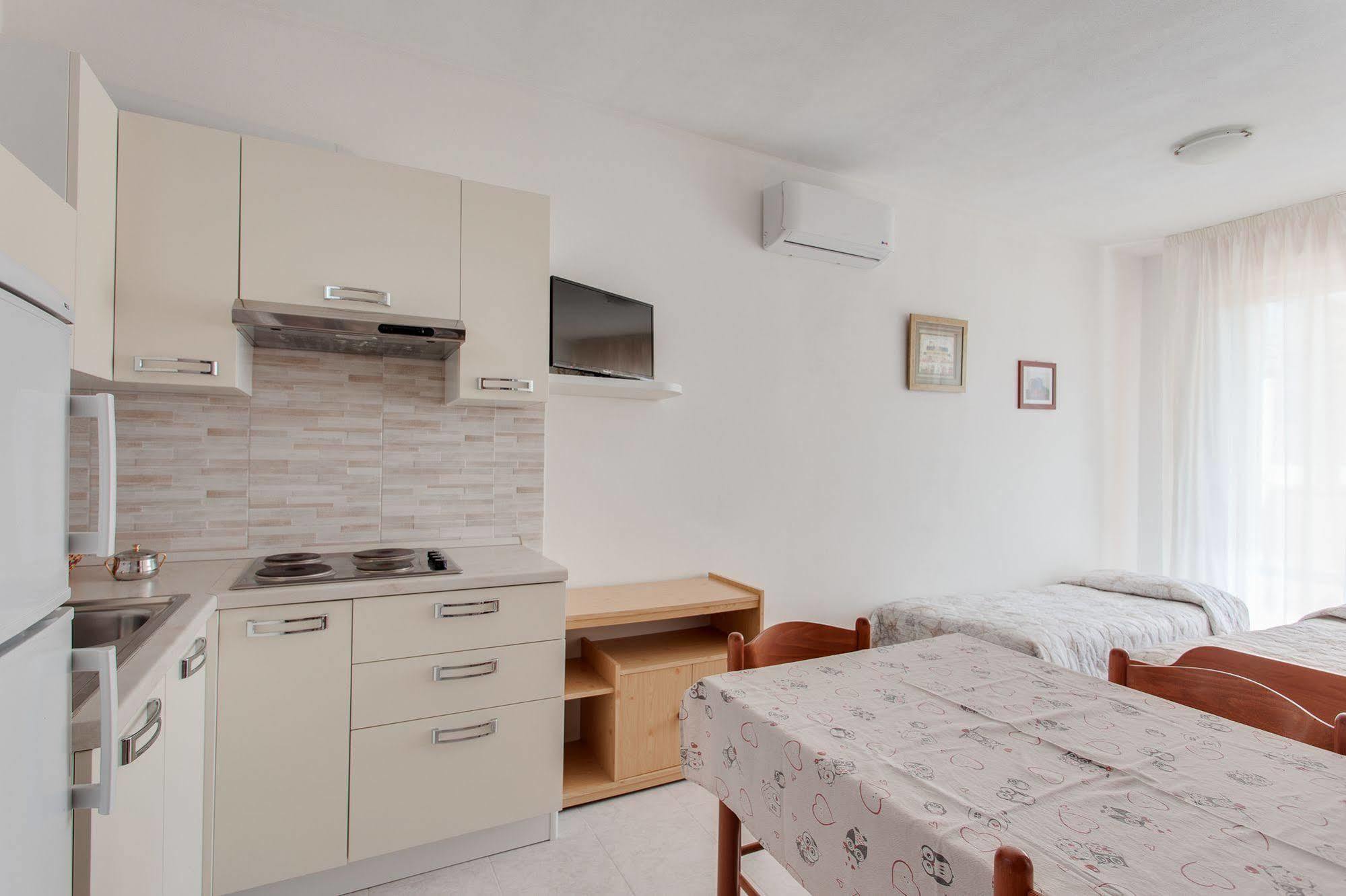 Aparthotel Costa Paradiso Lido Adriano Ngoại thất bức ảnh