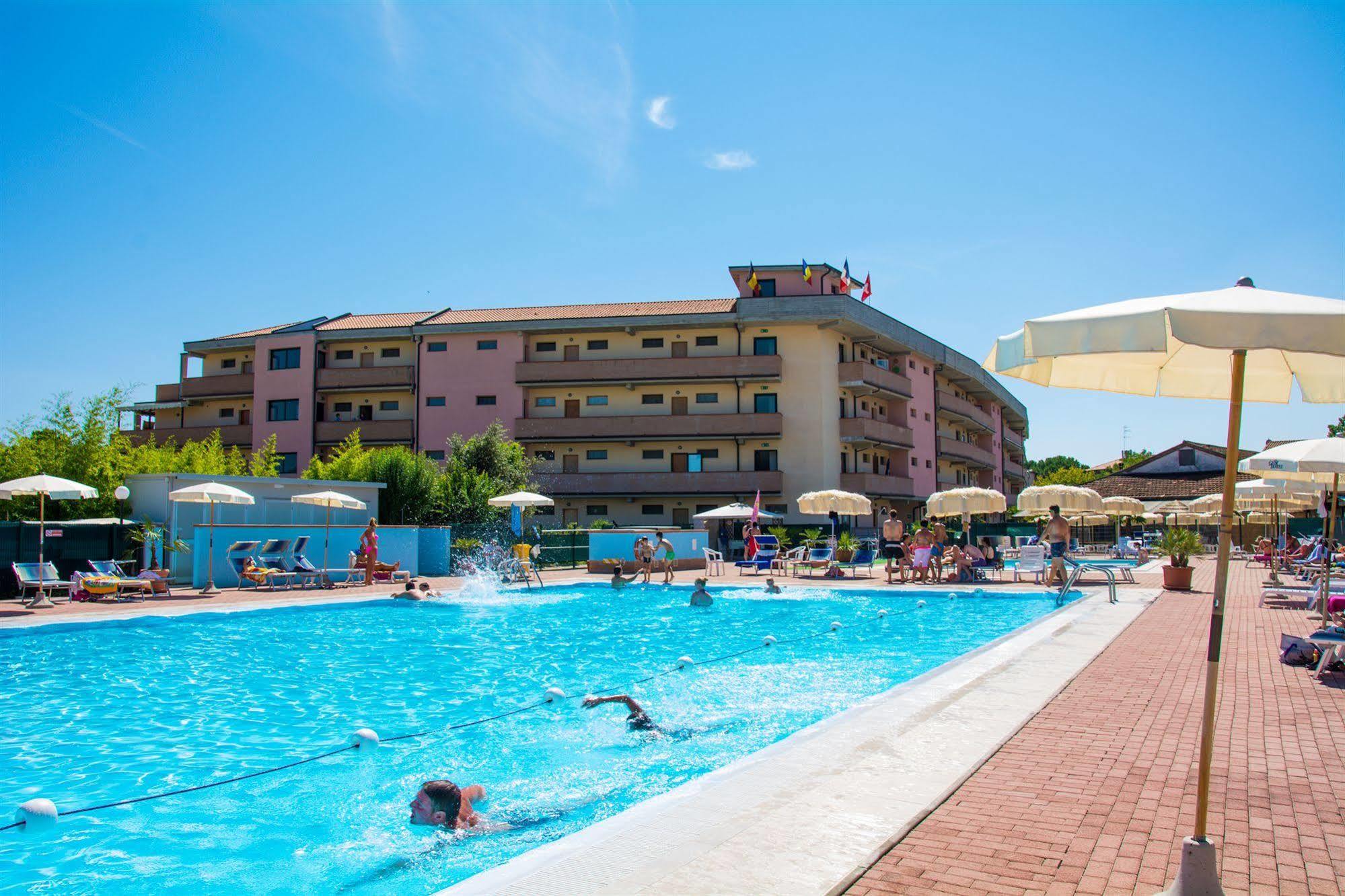 Aparthotel Costa Paradiso Lido Adriano Ngoại thất bức ảnh
